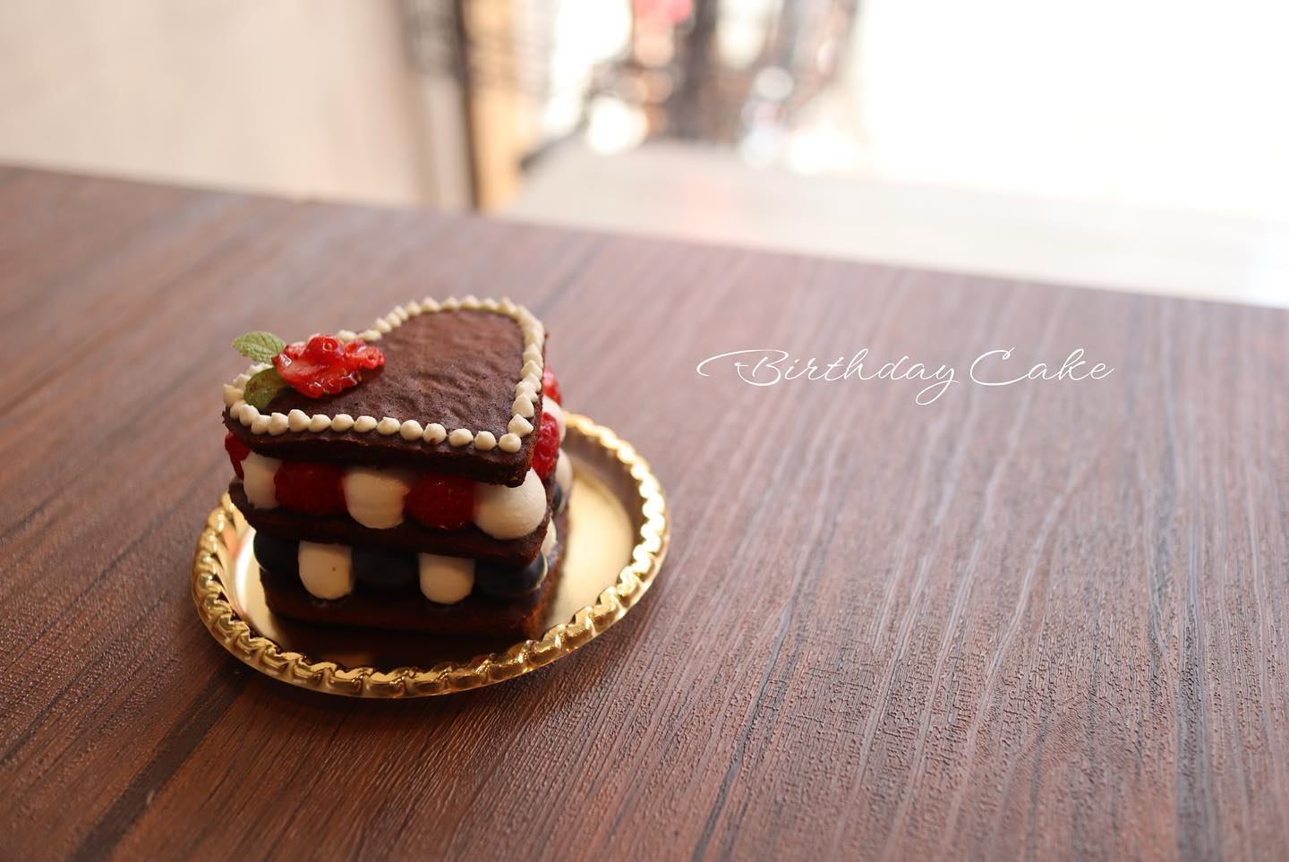 ♡♡♡...@bonbons_sweets.0229 さんにアールのお誕生日ケーキを作ってもらいました️可愛いハートのケーキbonbonさんのケーキはアールも大好きお店で苺を食べさせてもらったよ美味しいのを作ってくれるってわかっているのか、オーナーさんの後追いをするアール（笑）キッチンの方をずぅ〜っと眺めて待っていました...#わんこと行けるケーキ屋さん#大阪 #東大阪市 #徳庵 #わんこ用ケーキ #わんこケーキ#トイプードル #といぷーどる #トイプードル女の子#アプリコットトイプードル #トイプー #toypoodle #poodlelove #アフロカット #マッシュルームカット #カラーリング犬 #ふわもこ部#犬 #愛犬 #犬のいる暮らし #犬のいる生活 #犬との生活 #토이푸들#canoneoskissm #ミラーレス一眼 #ミラーレス一眼初心者#単焦点レンズ #カメラ初心者